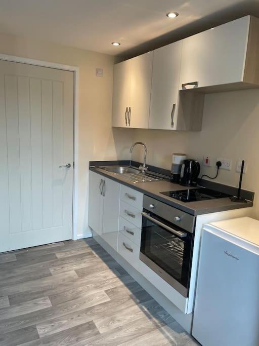 Lovely 1 Bedroom Studio Apartment - Merthyr Tydfil Esterno foto