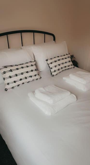 Lovely 1 Bedroom Studio Apartment - Merthyr Tydfil Esterno foto