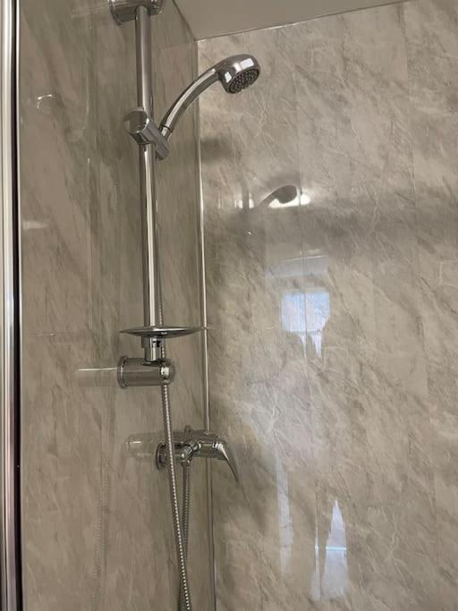 Lovely 1 Bedroom Studio Apartment - Merthyr Tydfil Esterno foto
