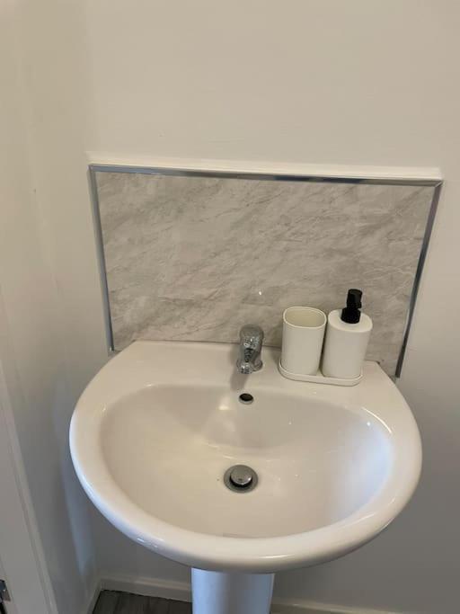 Lovely 1 Bedroom Studio Apartment - Merthyr Tydfil Esterno foto