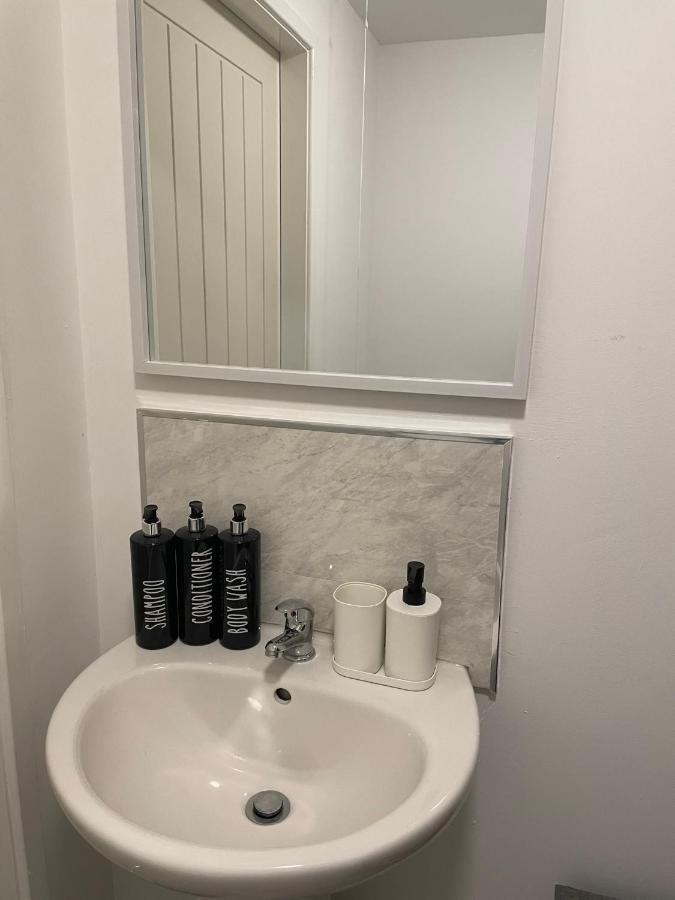 Lovely 1 Bedroom Studio Apartment - Merthyr Tydfil Esterno foto